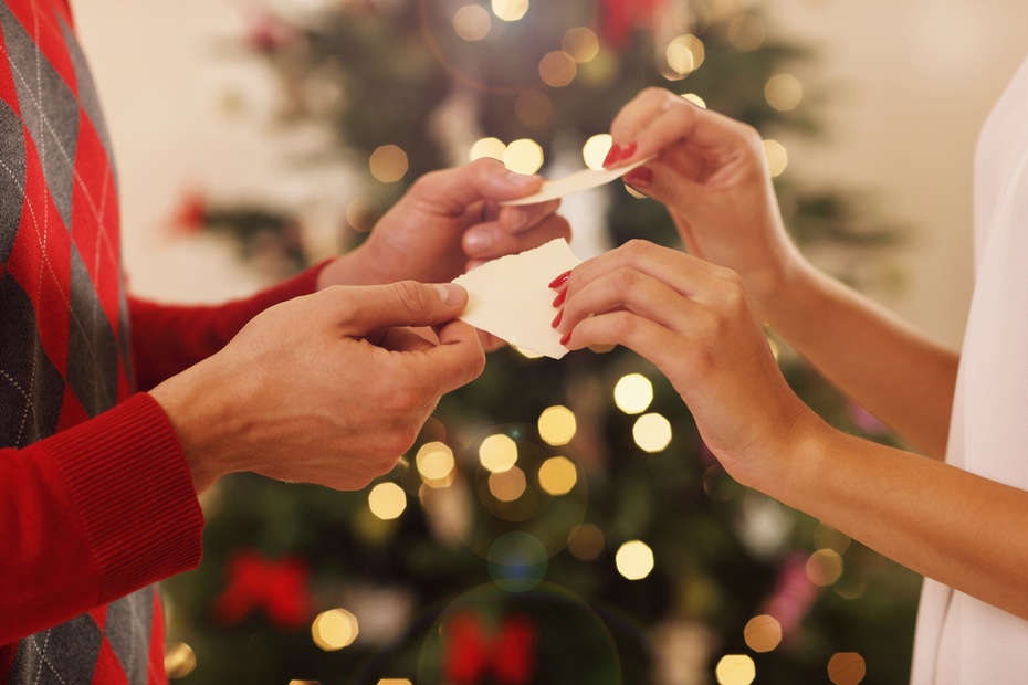 Dzielenie się opłatkiem i składanie życzeń to tradycyjny element polskich świąt. Fot. Shutterstock