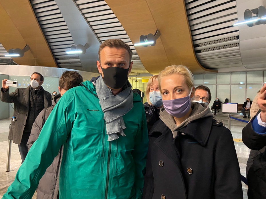 Aleksiej Nawalny tuż przed aresztowaniem. Na zdjęciu z żoną Julią. Fot. PAP/EPA