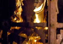 Czaszka w relikwiarzu Marii Magdaleny umieszczona we wczesnochrześcijańskiej krypcie. Zdjęcie: Alpejski