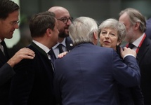 Szef KE Jean-Claude Juncker całuje na powitanie Theresę May, fot.  	PAP/EPA/OLIVIER HOSLET