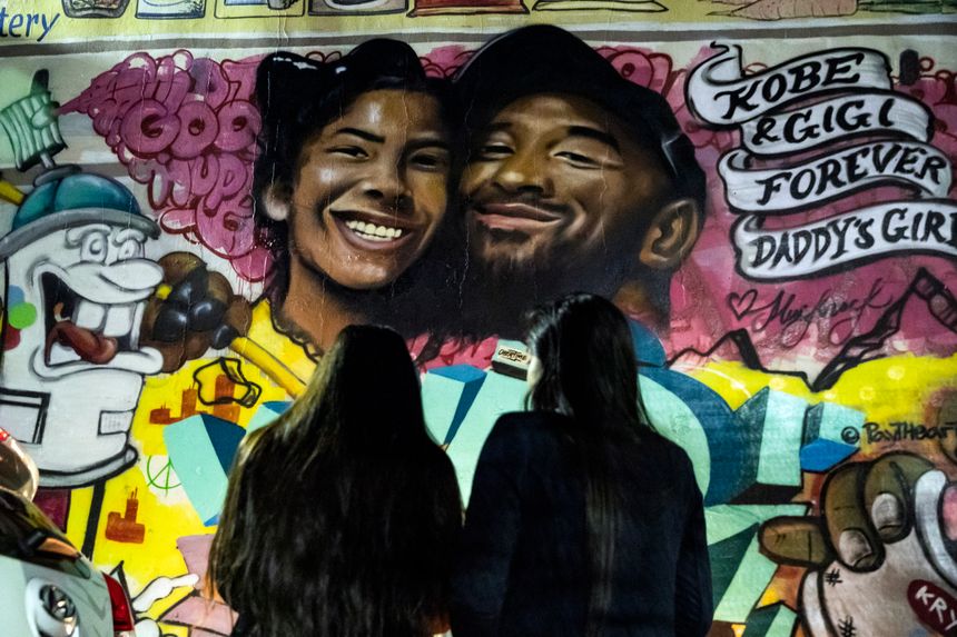 Kobe Bryant i Gianna Bryant na muralu