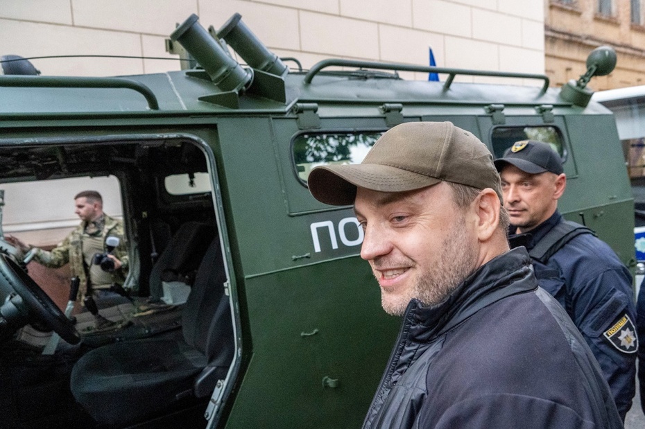 Minister spraw wewnętrznych Ukrainy Denys Monostyrsky obok zdobytego rosyjskiego opancerzonego wozu bojowego Tigr. Fot. PAP/Mykola Kalyeniak