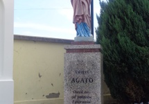 Figura Św. Agaty Sycylijskiej przy kościele