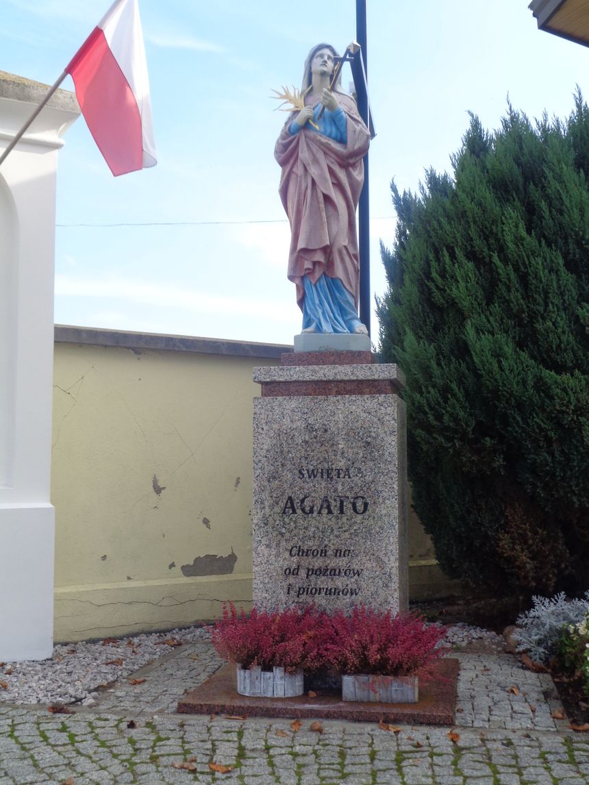 Figura Św. Agaty Sycylijskiej przy kościele