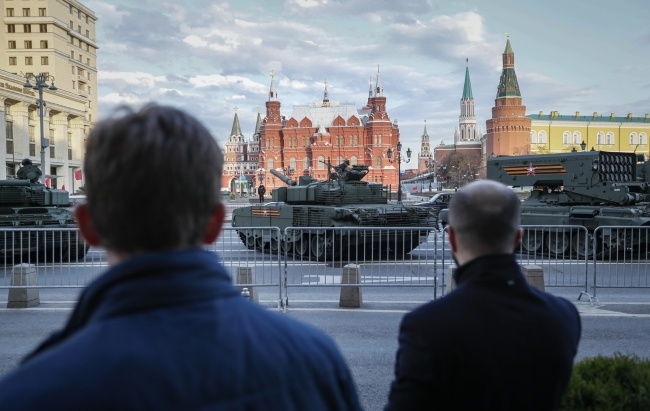 Militarny pokaz siły Rosji na Placu Czerwonym w Moskwie, fot.  PAP/EPA/YURI KOCHETKOV