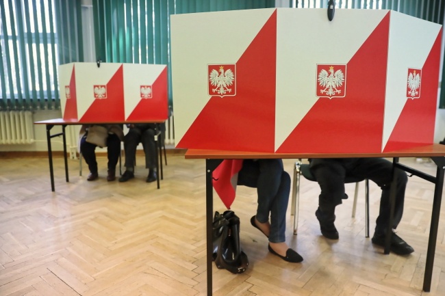 Głosowanie w jednym z lokali wyborczych. Fot. PAP/Tomasz Gzell