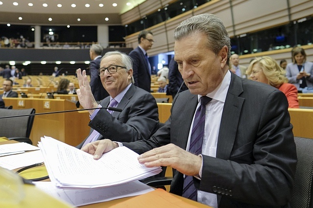 Szef KE Jean Claude Juncker i szef komisji budżetowej UE Gunther Oettinger, fot. PAP/EPA, Olivier Hoslet