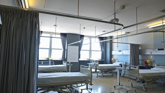 W Polsce przybywa szpitali, ale jest w nich coraz mniej łóżek. Źródło: Canva