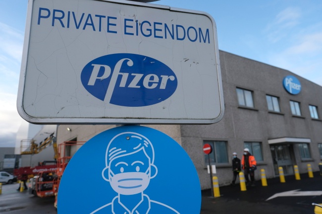 W poniedziałek do Polski dotrze o 40 proc. mniejsza dostawa szczepionki firmy Pfizer. Fot. PAP/EPA/OLIVIER HOSLET