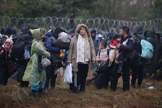 Migranci na granicy polsko-białoruskiej, fot. PAP/EPA/LEONID SCHEGLOV