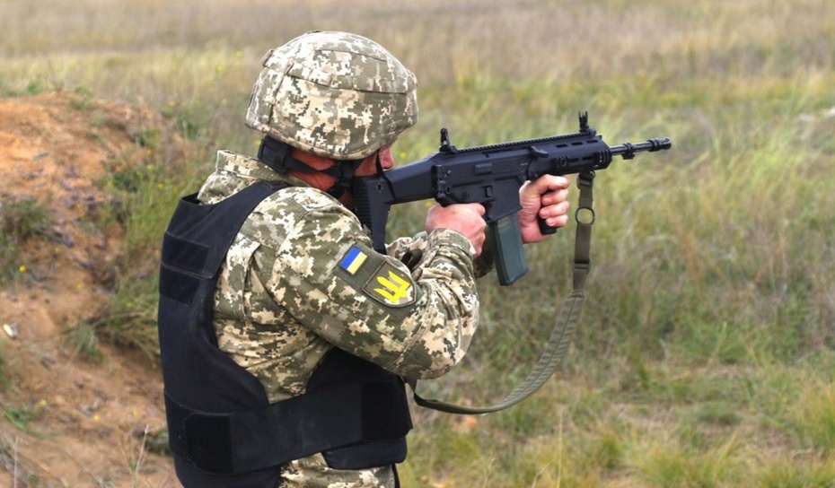 Ukraiński żołnierz z karabinkiem Grot.
