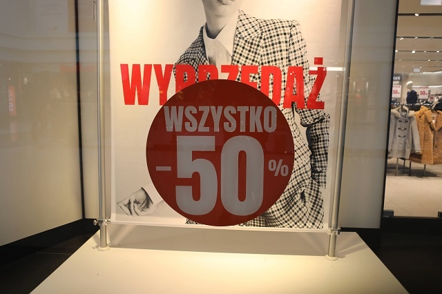 Otwarte centrum handlowe w Warszawie. Fot. PAP/Albert Zawada