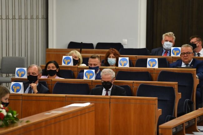 Senatorowie na sali plenarnej Senatu w Warszawie, fot. PAP/Piotr Nowak