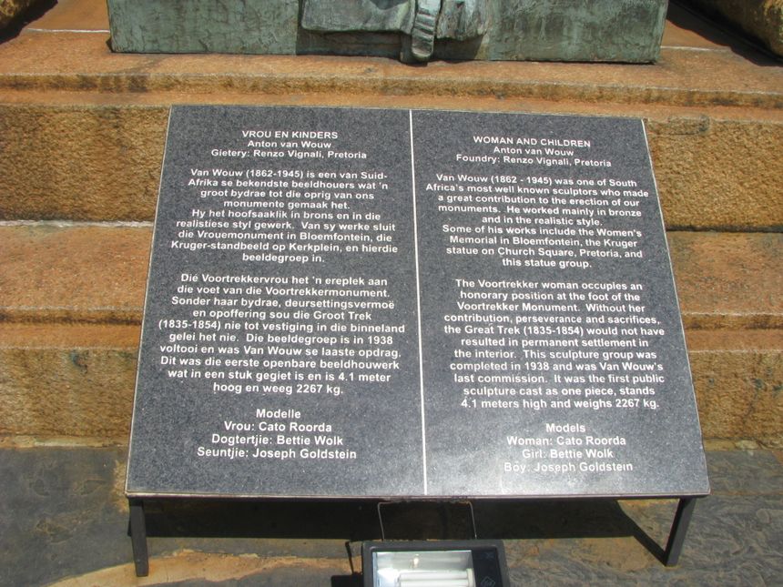Tablica informująca o autorze pomnika oraz modelach. Autorem był Anton van Wouw, ten sam, który wykonał również pomnik Paula Krugera w centrum Pretorii. Pomnik Krugera jest zagrożony.