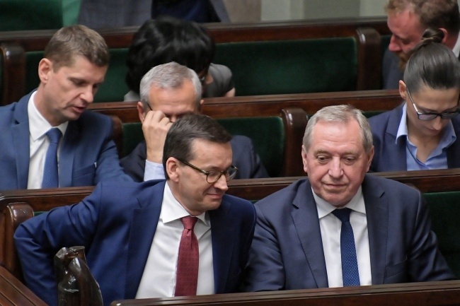 Premier Mateusz Morawiecki i minister środowiska Henryk Kowalczyk, fot. PAP/Marcin Obara.