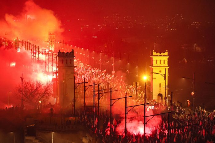 Policja prosiła o pomoc w identyfikacji uczestników Marszu Niepodległości. Wpis usunięto