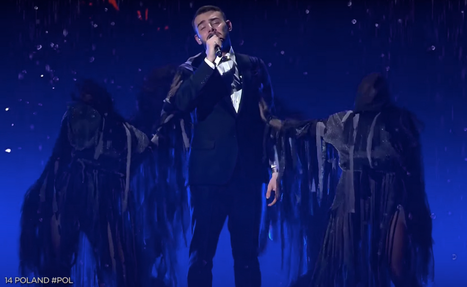 Krystian Ochman ze swoim numer "River" awansował do sobotniego finału konkursu w Turynie. Źródło: YouTube/Eurovision Song Contest