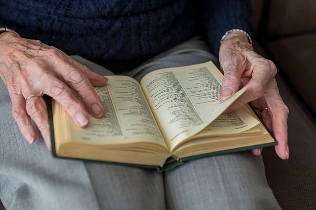 Najstarsi członkowie rodzin uciekają przed samotnością także w czytanie