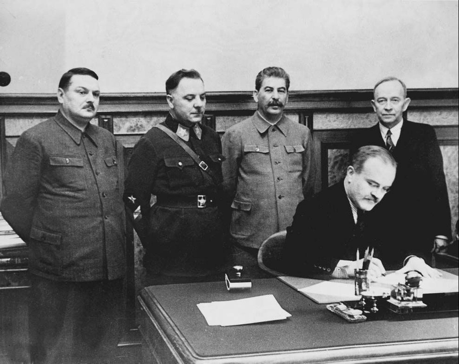 Podpisanie paktu Ribbentrop-Mołotow. fot. Wikimedia