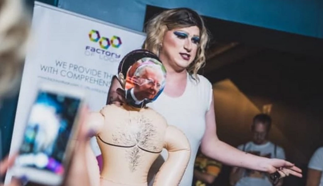 Mister Gay 2019. Drag queen z „kukłą” z wizerunkiem abpa Marka Jędraszewskiego. Fot. Punto Punto Club/Facebook