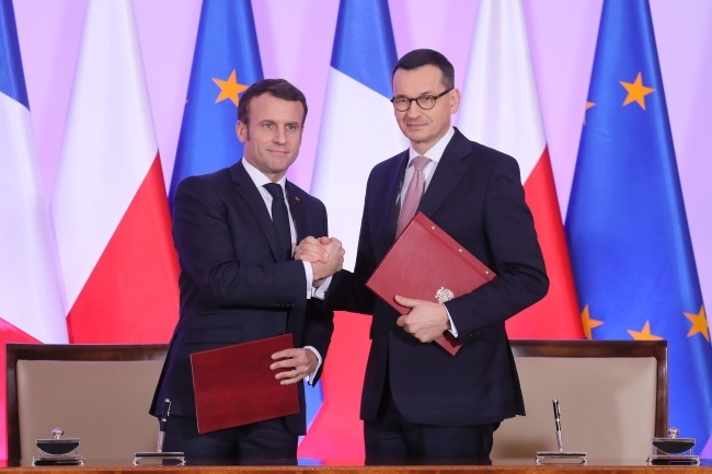 Premier RP Mateusz Morawiecki (P) oraz prezydent Francji Emmanuel Macron (L) podpisali polsko-francuską deklarację współpracy w zakresie polityki europejskiej, fot. PAP/Paweł Supernak