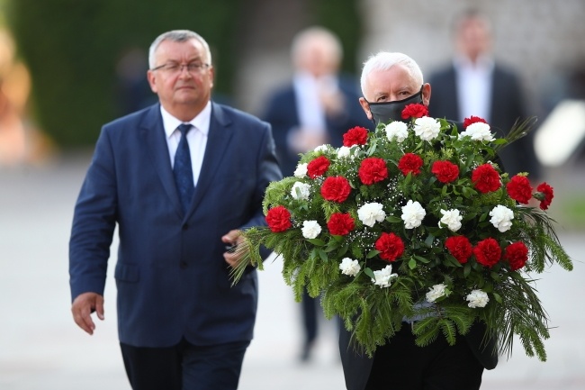 Prezes PiS Jarosław Kaczyński (P) w drodze na mszę świętą w katedrze na Wawelu, z tyłu minister Andrzej Adamczyk, fot. PAP/Łukasz Gągulski