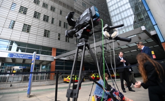 Dziennikarze przed The Royal London Hospital w Londonie, gdzie przebywa Archie Battersbee, fot. PAP/EPA/Andy Rain