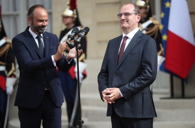 Francja ma nowego premiera. Z lewej odchodzący Edouard Philippe, z prawej Jean Castex, fot. PAP/EPA/CHRISTOPHE PETIT TESSON