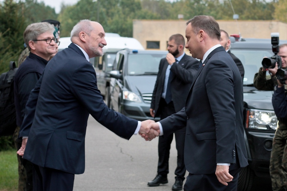 Prezydent Andrzej Duda i minister obrony Antoni Macierewicz na poligonie w Drawsku Pomorskim, fot. PAP/Lech Muszyński