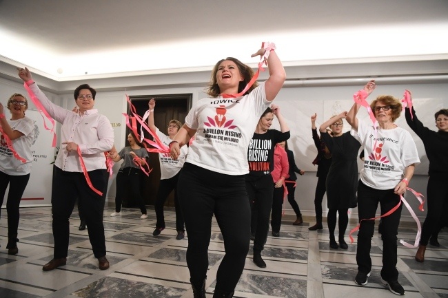 Taniec w Senacie w ramach akcji "Nazywam się Miliard/One Billion Rising", fot. PAP/Piotr Nowak