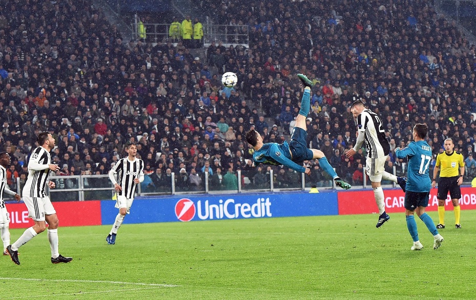 Cristiano Ronaldo strzela gola przewrotką Juventusowi. Fot. PAP/EPA ANDREA DI MARCO