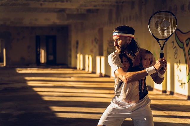 Z badań medycznych wynika, że osoby uprawiające zawodowo grę w tenisa stanowią tylko dziesięć proc. spośród wszystkich, których dotyka tzw. łokieć tenisisty.