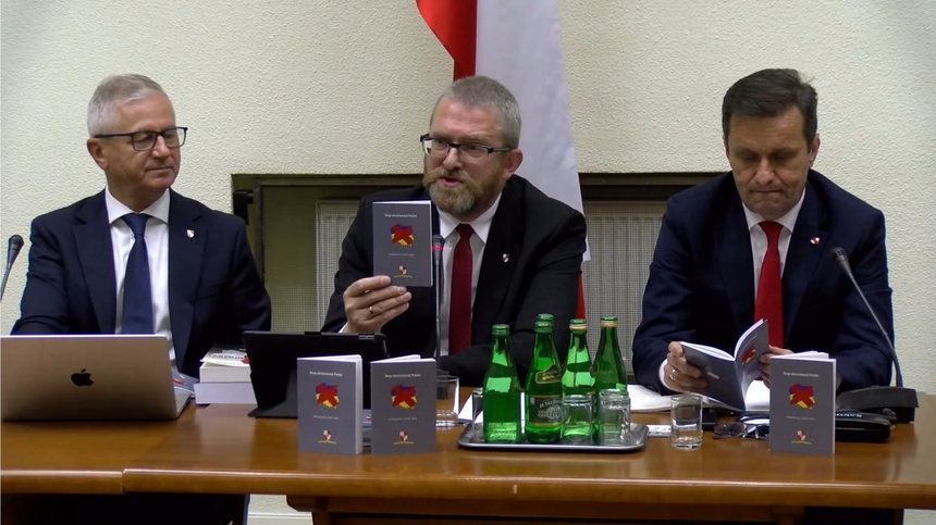Grzegorz Braun pokazuje broszurę "Stop ukrainizacji Polski", fot. Twitter