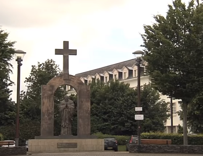 Francja. Pomnik Jana Pawła II przeniesiono. „To oznaka poszanowania sekularyzmu”