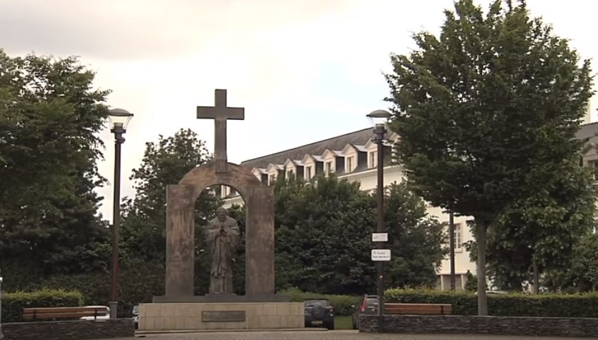 Pomnik Jana Pawła II w  Ploermel. Fot. YouTube/Bretagne Télé