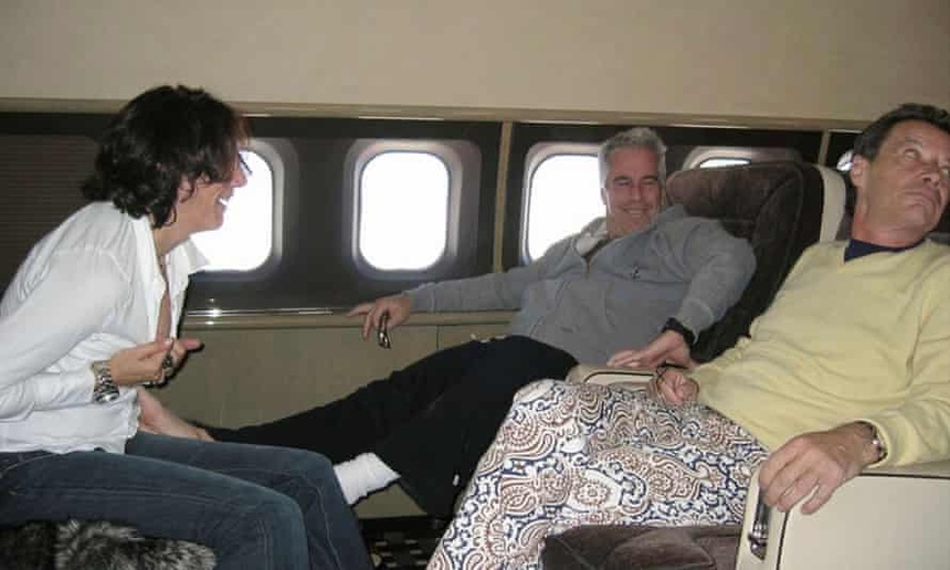 Na zdjęciu: w samolocie "Lolita Express" córka "samobójcy", Ghislaine Maxwell oraz dwóch "samobójców" Brunel i Epstein.