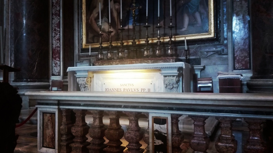 Grób św. Jana Pawła II w bazylice watykańskiej, gdzie co czwartek o godzinie 7 odprawia się mszę św. po polsku, fot. K. Radwańska