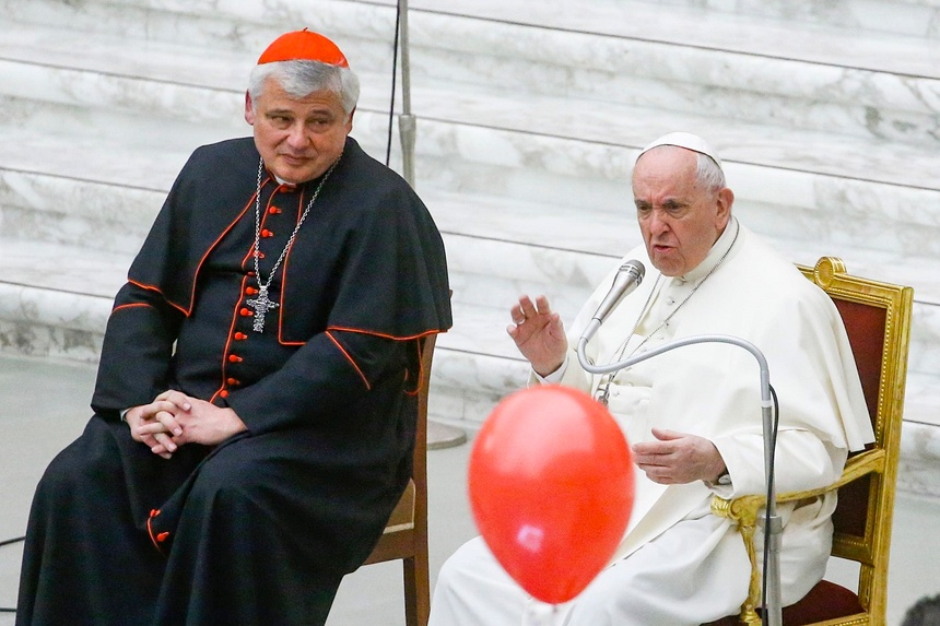 Papieski jałmużnik kardynał Konrad Krajewski i papież Franciszek. Fot. PAP/EPA/FABIO FRUSTACI