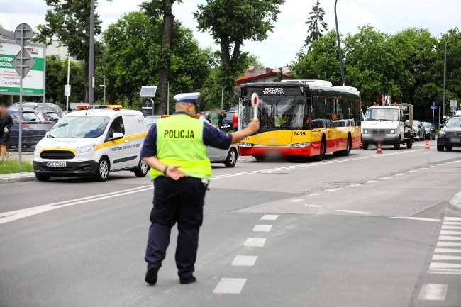 Kierowca autobusu linii 181 uderzył tam w cztery zaparkowane pojazdy oraz latarnię. Fot. PAP/Rafał Guz