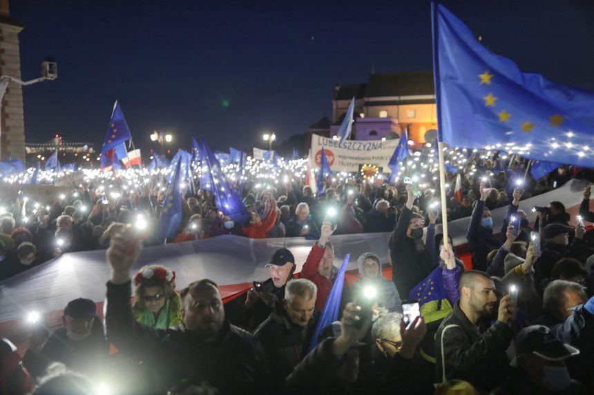 Manifestacja opozycji w Warszawie. Różne dane co do frekwencji. Fot. PAP/Albert Zawada