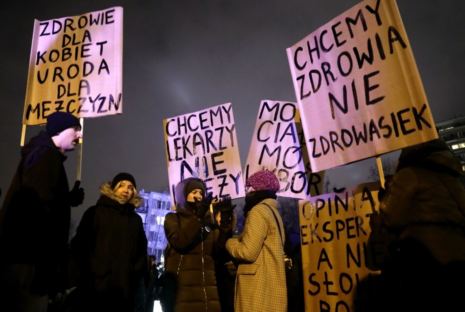 Protest w obronie projektu "Ratujmy Kobiety", fot. PAP/Tomasz Gzell