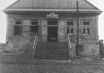 Komenda policji w Stołpcach, 1924 r. Budynek jest zniszczony, stan prawdopodobnie po ataku. Fot. NAC