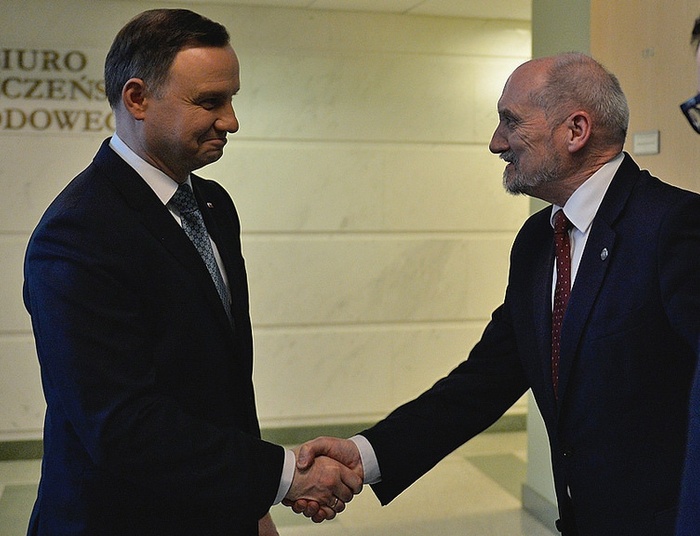 Duda znów pisze do Macierewicza. Szef MON nie odpowiadał na pisma z BBN