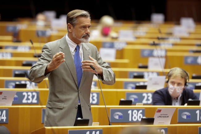 "Polska oddala się od wartości europejskich" - powiedział europoseł Juan Fernando Lopez Aguilar podczas debaty w PE. Fot. PAP/EPA/OLIVIER HOSLET