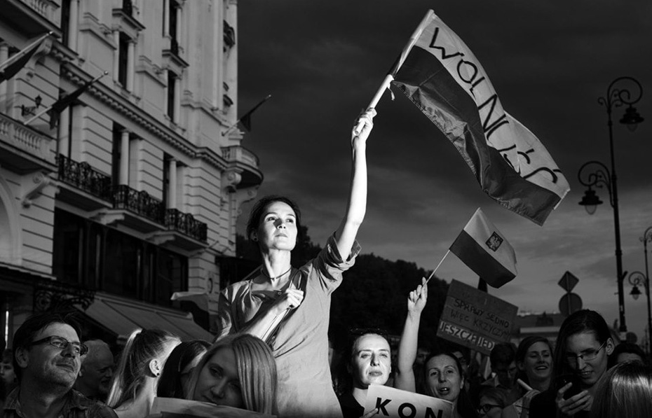 Zdjęcie Adama Lacha przedstawiające demonstrującą kobietę z polską flagą z napisem „Wolność” wygrało konkurs Press Clubu Polska i Domu Spotkań z Historią.*