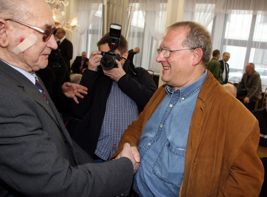 Wojciech Jaruzelski i Adam Michnik. Fot. PAP/Tomasz Gzell