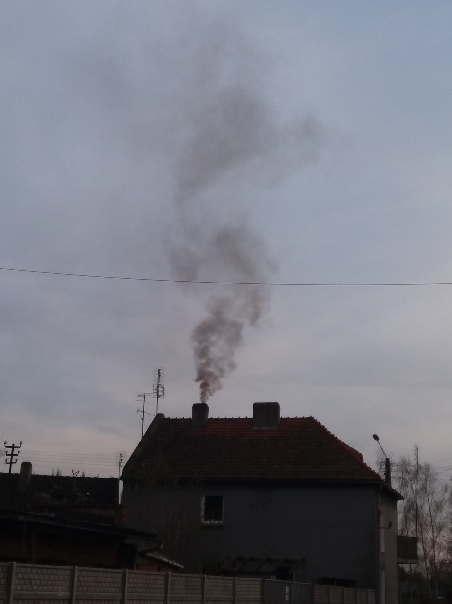 Dymy różnych kolorów roznoszą się po miastach i wsiach. Fot. K.Mączkowski