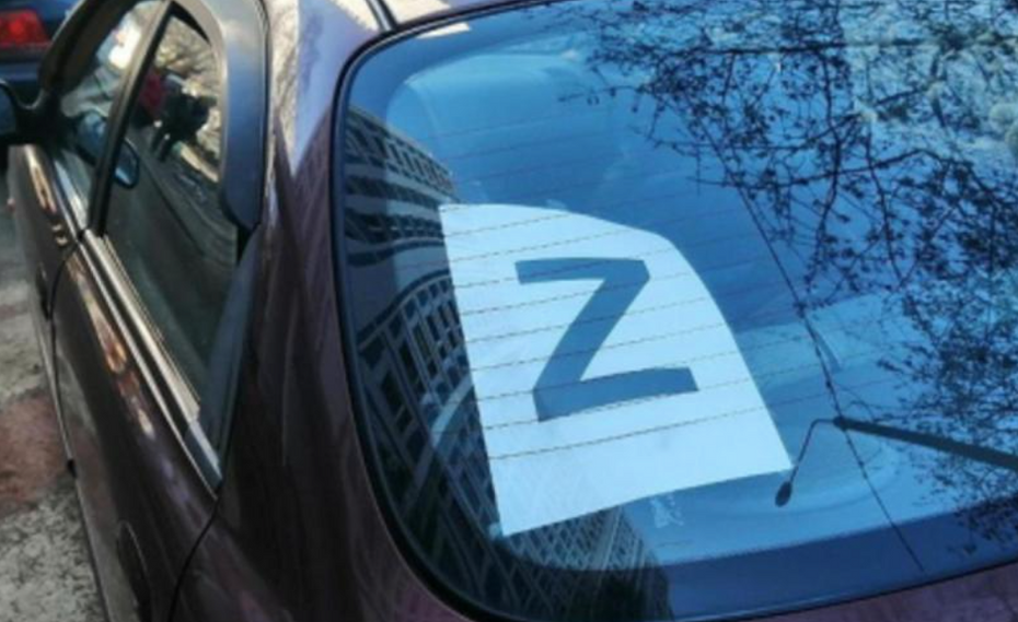 Symbol "Z" na tylnej szybie samochodu. Źródło: Twitter/@alex_avoigt