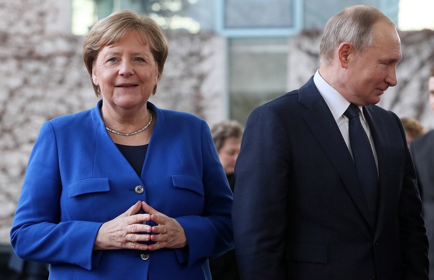 Była kanclerz Niemiec Angela Merkel i prezydent Rosji Władimir Putin. Fot. PAP/EPA