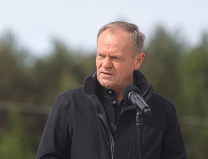 W sytuacji zagrożenia wojną, rząd Tuska chce oszczędzać na zakupach uzbrojenia